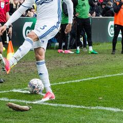 ¡Lo han vuelto a hacer! Ultras del Brondby lanzan ratas muertas al campo