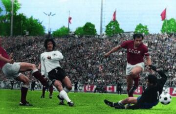 M¨¢s de 600 goles anotados entre el Bayern y la selecci¨®n alemana. Consigui¨® todos los t¨ªtulos posibles por un futbolista europeo. Se retir¨® en EE.UU jugando en el Fort Lauderdale Strikers.