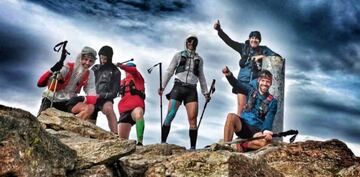 La Integral Guadarrama ‘21 dejó espectaculares estampas de la sierra madrileña. Como esta imagen de un grupo
de amigos tras completar 114 kilómetros corriendo día y noche y 11.000 metros de desnivel acumulado. Un recorrido
por la Sierra de Guadarrama de Este a Oeste desafiando a la montaña y a las inclemencias meteorológicas.