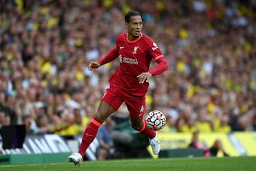 Antes de llegar al Liverpool, el de Breda pasó por el FC Groningen, Celtic FC y Southampton FC, hasta que en la campaña 17/18 llegó a Anfield tras el desembolso de  84,65 millones de euros. Uno de los mejores centrales del mundo y pieza fundamental de Jürgen Klopp.