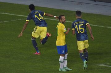 Colombia perdió 2-1 ante Brasil en un encuentro marcado por la polémica. Luis Díaz abrió el marcador, Roberto Firmino empató y Casemiro marcó el gol del triunfo en la última jugada del partido. 