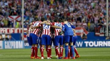 Los jugadores del Atlético de Madrid celebran el gol marcado al FC Barcelona por su compañero Koke Resurrección, durante el partido de vuelta de cuartos de final de la Liga de Campeones que se disputa esta noche en el estadio Vicente Calderón. 