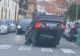 Cansado de esperar: así se vengó un vecino contra el coche que le impedía salir del garaje