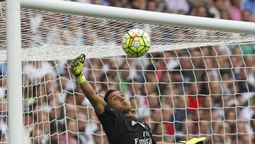 Keylor realiza una parada ante el Málaga.