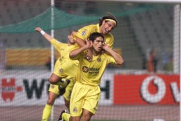 Riquelme celebra con José Mari un gol con el Villarreal. 