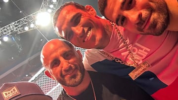 Urijah Faber, Alexander Volkanovski, Charles Oliveira e Ilia Topuria posando juntos.