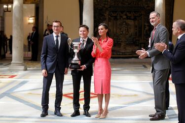 Premio Nacional a las Artes y las Ciencias Aplicadas al Deporte: Reina Doña Letizia entrega a director general de Podoactiva, Víctor Alfaro, y el responsable de Formación y director técnico de la compañía, Javier Alfaro. Este galardón premia al profesional que en el ejercicio de su actividad haya destacado por una obra o haya contribuido a impulsar o difundir la actividad físico-deportiva de forma singular o a lo largo de su vida profesional.