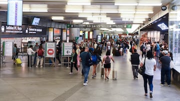 Varias personas caminan con maletas en la estación de Puerta de Atocha-Almudena Grandes, con motivo del inicio del puente del Pilar, a 11 de octubre de 2023, en Madrid (España). Renfe ofrece cerca de 1,3 millones de plazas en sus trenes AVE, Avlo, Alvia, Euromed, Intercity, Avant y Regionales para el Puente del Pilar, desde este miércoles 11 octubre hasta el domingo 15, ante la creciente demanda de viajeros en estos días. La compañía ferroviaria ha aumentado su oferta de plazas en 19.563 en los trenes AVE, Avlo, Alvia, Euromed e Intercity respecto a las plazas habituales, para viajar durante toda la semana, de forma que dispondrá 47 trenes de refuerzo en doble composición para este periodo vacacional.
11 OCTUBRE 2023;MADRID;RENFE;1.3 MILLONES DE PLAZAS;PUENTE DEL PILAR
Gustavo Valiente / Europa Press
11/10/2023