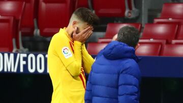 Soccer Football - La Liga Santander - Atletico Madrid v FC Barcelona - Wanda Metropolitano, Madrid, Spain - November 21, 2020 Barcelona's Gerard Pique leaves the pitch after sustaining an injury REUTERS/Sergio Perez