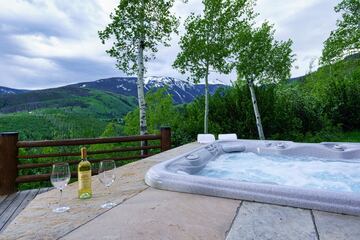 Disfruta de las mejores vistas de la montaña con este jacuzzi exterior que se puede utilizar tanto en invierno como en verano. Sin olvidar la copa de champán reglamentaria, esta burbujeante piscina te hará sentir como un rey. 
