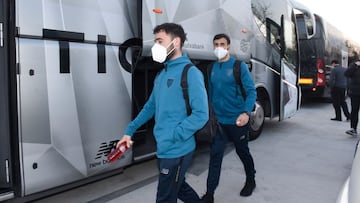 Unai L&oacute;pez junto a Balenziaga, en el bus del Athletic.