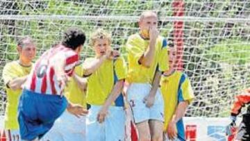 <b>POTENTE Y COLOCADO. </b>Así fue el lanzamiento de falta de Nelson que supuso el 2-0 para la selección paraguaya ante Polonia.