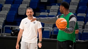 Ibon Navarro, junto a Ejim, en la sesión del Unicaja de este martes.