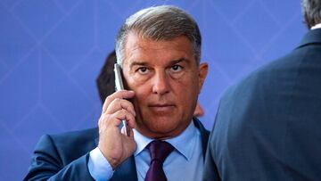 El presidente del FC Barcelona, Joan Laporta (i), a su llegada a la 35? Cena Anual de Pimec, en el Camp Nou, a 27 de junio de 2022, en Barcelona, Catalunya (Espa?a). Esta cena se celebra dentro de los conocidos como Premios Pymes de Pimec, que distinguen "las mejores iniciativas empresariales" desarrolladas en Catalu?a en 2021. Entre ellos Pimec ha destacado el Premio Pyme m¨¢s competitiva con categor¨ªa de micro, peque?a y mediana empresa; el Premio a la Calidad Ling¨¹¨ªstica; y el Premio Fundaci¨®n Pimec a la Segunda Oportunidad.
27 JUNIO 2022;BARCELONA;CATALUNYA;CATALU?A;CENA ANUAL;35 CENA
Kike Rinc¨®n / Europa Press
27/06/2022