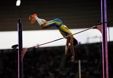 Armand Duplantis hizo su primer intento en estos Juegos Olímpicos y sobrevuela el Estadio Olímpico de la capital francesa. 

El sueco pasó a la final absolutamente sobrado. Por algo es una de las estrellas de estos Juegos Olímpicos. 