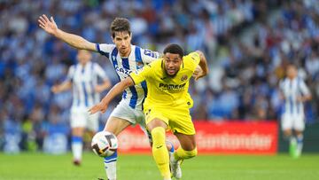 SAN SEBASTIAN, SPAIN - OCTOBER 09: Aritz Elustondo of Real Sociedad challenges Arnaut Danjuma of Villarreal CF during the LaLiga Santander match between Real Sociedad and Villarreal CF at Reale Arena on October 09, 2022 in San Sebastian, Spain. (Photo by Juan Manuel Serrano Arce/Getty Images)