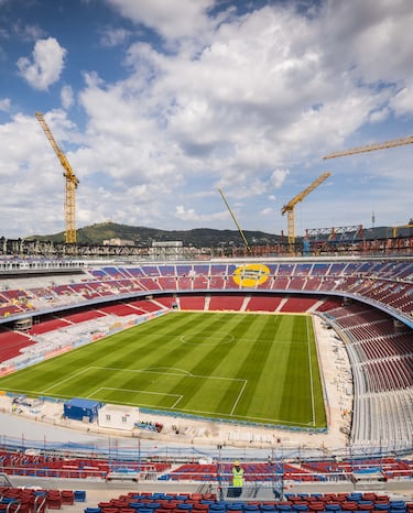 Día y noche, se trabaja con intensidad para cumplir los plazos.
