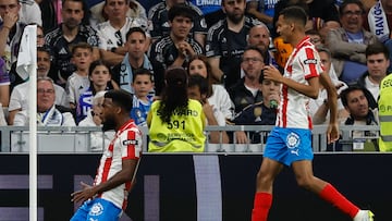 MADRID, 10/04/2026.- El centrocampista del Girona Thomas Lemar (i) celebra el gol conseguido ante el Real madrid durante el partido de la jornada 31 de LaLiga EA Sports que disputan Real Madrid y Girona FC este viernes, en el estadio Santiago Bernabéu. EFE/Sergio Pérez