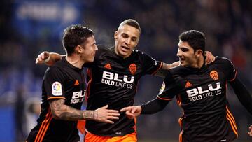 GRAF1496. A CORUÑA, 13/01/2018.- El centrocampista portugués del Valencia Gonçalo Guedes (d) celebra con sus compañeros Rodrigo Moreno (c) y Santi Mina la consecución del primer gol de su equipo ante el Deportivo en part