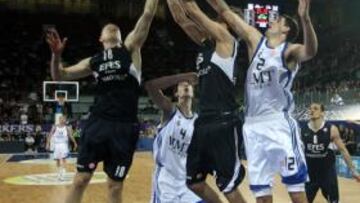 <b>GRAN PELEA. </b>El rebote tuvo mucho peso en el desenlace del encuentro. En esta acción Vujcic lucha con Tomic y Mirotic.