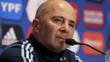 BAS04. BUENOS AIRES (ARGENTINA), 25/07/2017.- El seleccionador argentino, Jorge Sampaoli, ofrece una rueda de prensa hoy, martes 25 de julio de 2017, en la sede de la Asociaci&oacute;n de F&uacute;tbol Argentino (AFA), en el predio de Ezeiza, provincia de Buenos Aires (Argentina). EFE/Alberto Ortiz