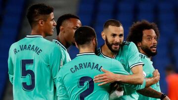 GRAF4886. SAN SEBASTI&Aacute;N, 21/06/2020.- El delantero del Real Madrid Karim Benzem&aacute; (2-d) celebra con sus compa&ntilde;eros tras marcar el segundo gol ante la Real Sociedad, durante el partido de Liga en Primera Divisi&oacute;n que disputan est