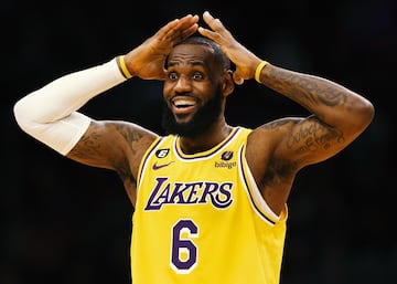 El alero de Los Angeles Lakers está considerado como un inversor de éxito, en este último año sus ingresos fuera de las canchas (75 millones de dólares) ha superado a su salario como jugador de 44,5 millones de dólares.