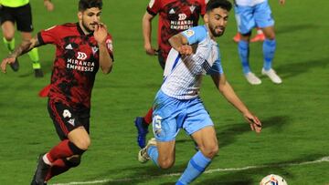 Berrocal pugna por el bal&oacute;n con Juande, jugador del M&aacute;laga.