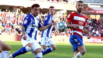 Ximo Navarro despeja en presencia de Soldado.