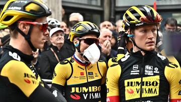 Primoz Roglic, junto a varios de sus compañeros, en una de las salidas del Giro de Italia.