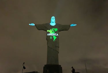 Cristo Redentor se ilumina como símbolo de unión ante coronavirus