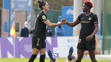 Jenni Hermoso y Oshoala, jugadoras del Bar&ccedil;a, ante el Deportivo. 