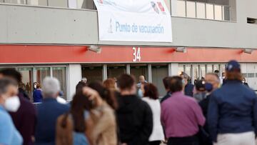 MADRID, 01/04/2021.-Vista de las personas que esperan para recibir la vacuna este jueves en el estadio Wanda Metropolitano. La Comunidad de Madrid ha anunciado que seguirá adelante con la vacunación en el Wanda Metropolitano y el Hospital Enfermera Isabel Zendal en estos días de fiesta en los que estarán cerrados los centros de salud, una circunstancia que ha vuelto a provocar una polémica política por las críticas de la oposición. EFE/Chema Moya