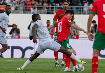 Brahim recibe una falta en el partido ante Zambia.