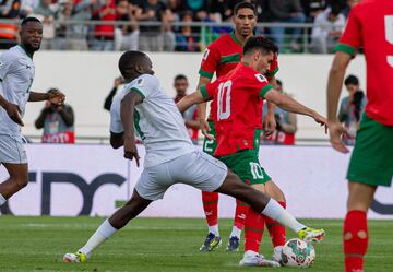 Brahim recibe una falta en el partido ante Zambia.
