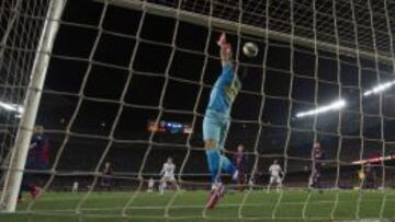 Minuto 11 del Clásico. Cristiano pudo abrir el marcador el domingo, pero su remate se estrelló en el larguero de Bravo.