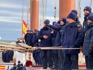 La Princesa Leonor junto a sus compañeros durante su travesía en el buque escuela Juan Sebastián Elcano durante su paso por Ecuador.