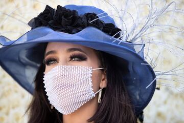 Aficionados a la h¨ªpica en el Churchill Downs de Kentucky durante la Kentucky Oaks.