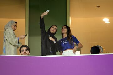 Antonella Roccuzzo, pareja sentimental de Lionel Messi, vivió el duelo de Argentina frente a Países Bajos desde el palco del Lusail Iconic Stadium. Celebró y sufrió como todos los albicelestes.