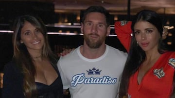 Antonela Roccuzzo, Leo Messi, Daniella Semaan y  Maria Taktouk, hija de la modelo libanesa, en Dub&aacute;i en noviembre de 2018.