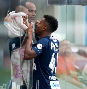 After a Santos game, Rodrygo greets Ana Julya and his father Eric, a retired professional footballer who played as a right back.
