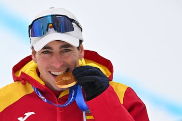 Oriol Cardona celebra la medalla de oro en la prueba de velocidad de esquí de montaña. 