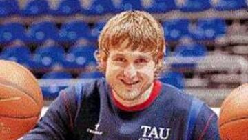 <b>DOS MEJOR QUE UNO.</B> A Macijauskas no le importaría disponer de dos balones en cada ataque.