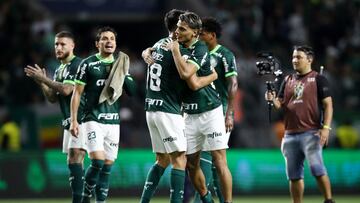 Soccer Football - Brasileiro Championship - Palmeiras v America Mineiro - Allianz Parque, Sao Paulo, Brazil - November 29, 2023 Palmeiras' Jose Lopez celebrates with teammates after the match REUTERS/Carla Carniel