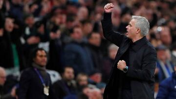 Mourinho celebra con su afici&oacute;n uno de los goles del Tottenham.