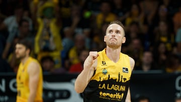 El base del Laguna Tenerife, Marcelinho Huertas este domingo, durante el partido de la Liga Endesa, entre el Laguna Tenerife y el Dreamland Gran Canaria, en el Pabellón Santiago Martín de La Laguna (Tenerife).