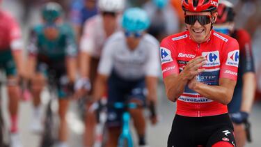MADRID, 11/09/2022.- El belga Remco Evenepoel, ganador de la Vuelta, llega a meta tras la etapa final de la 77 edición de la Vuelta Ciclista a España, este domingo en Madrid. EFE/ Javier Lizón