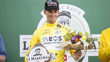 SAINT IMIER (Switzerland), 29/04/2025.- The overall leader Samuel Watson from Britain of team Ineos Grenadiers poses on the podium after the Prologue of the Tour de Romandie cycling tour over 3.44km from Saint-Imier to Saint-Imier, Switzerland, 29 April 2025. (Ciclismo, Suiza, Reino Unido) EFE/EPA/LAURENT GILLIERON