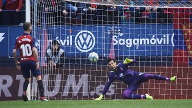 Torres marca a Diego López.