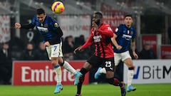 Inter Milan's Chilean forward Alexis Sanchez (L) fights for the ball with AC Milan's English defender Fikayo Tomori  during  the Italian Cup semi-final first leg football match between AC Milan and Inter Milan at the Giuseppe Meazza Stadium in Milan on March 1, 2022. (Photo by MIGUEL MEDINA / AFP)